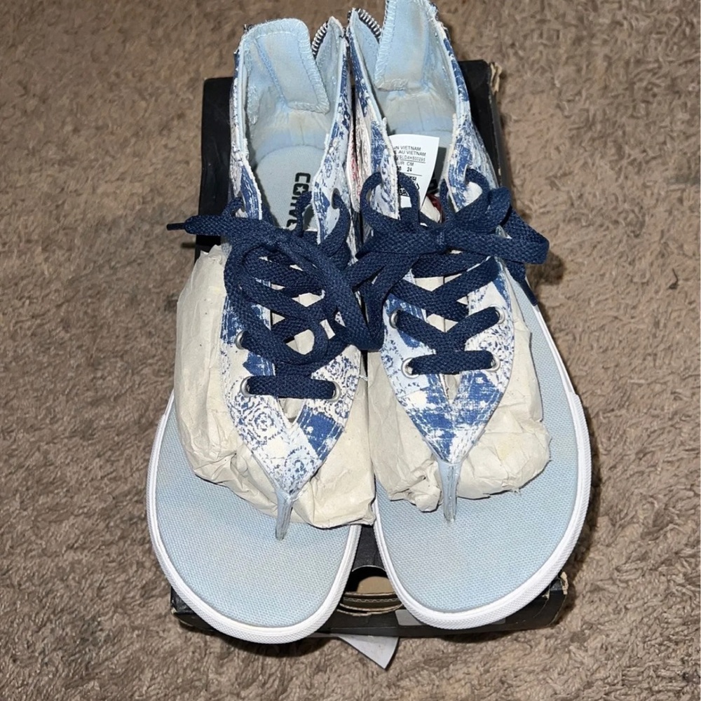 Converse - Picture 2 of 2